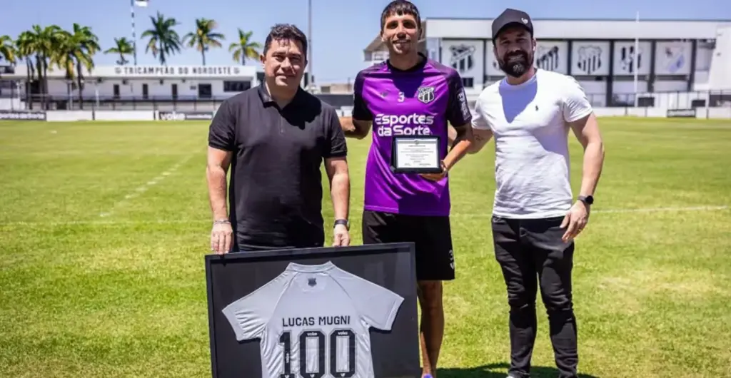 Lucas Mugni é homenageado após completar 100 jogos pelo Ceará