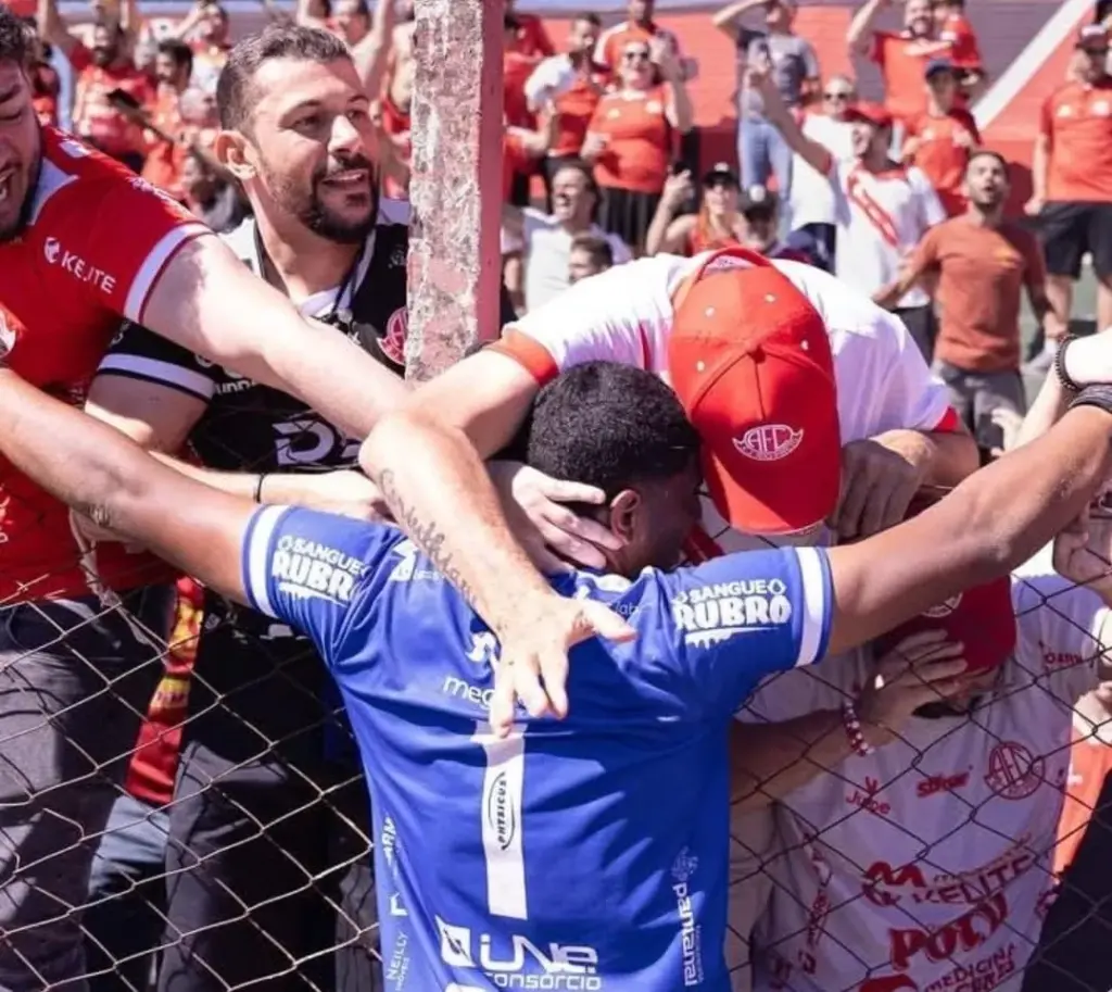 Goleiro Maranhão se destaca na campanha do América na Bezinha 2 MARANHAO 2