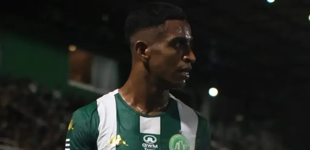 Meia da Chapecoense segue internado e sem previsão de alta