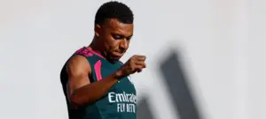 Mbappé marca de bicicleta em retorno aos treinos do Real Madrid