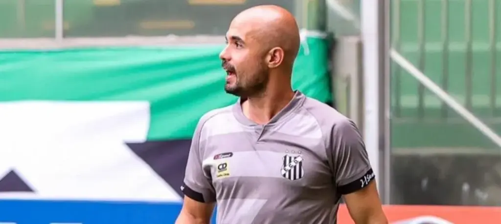 Formado no Santos e hoje técnico, Paulo Helber analisa novos desafios 3 PAULO HELBER 2
