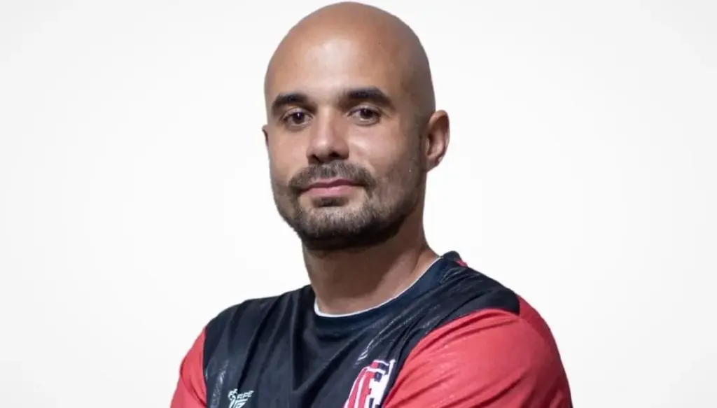 Formado no Santos e hoje técnico, Paulo Helber analisa novos desafios 2 PAULO HELBER 3