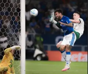 Matheus Henrique fratura o nariz, marca gol e segue em campo na classificação do Cruzeiro