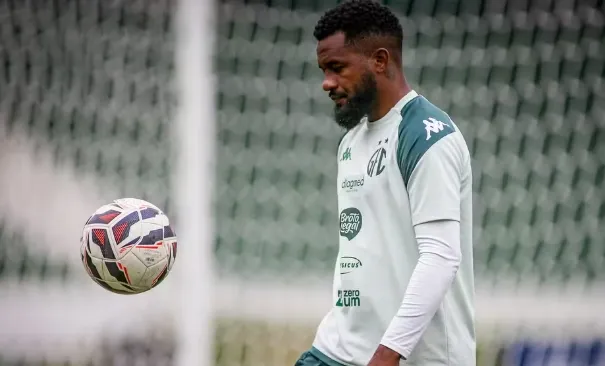 Cicinho durante treino no Guarani