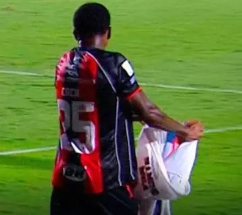 Zagueiro do Vitória fala pela 1ª vez após tentativa de rasgar camisa do Bahia