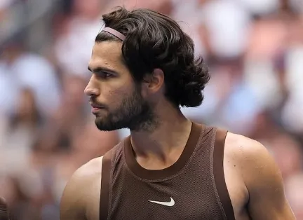 Alcaraz festeja retorno e vitória sem dor no US Open; Sabalenka inicia luta pelo tri