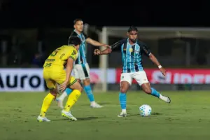 Tetê sente a virilha e passará por exames no Grêmio