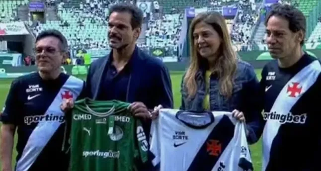 Leila tira foto com enteado e camisa do Vasco antes de jogo do Palmeiras