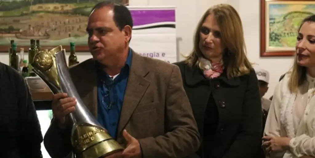Waguinho Dias busca o bicampeonato da Série D após sete anos do título com o Brusque 2 WAGUINHO DIAS 2009
