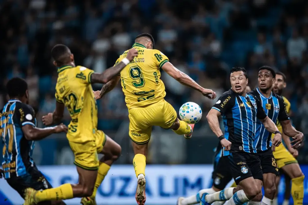 Atacante do Mirassol rechaça arbitragem após gol anulado 2 Mirassol André Luis