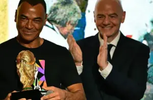 Infantino se desculpa, mas é cobrado por conselheiros  da Fifa