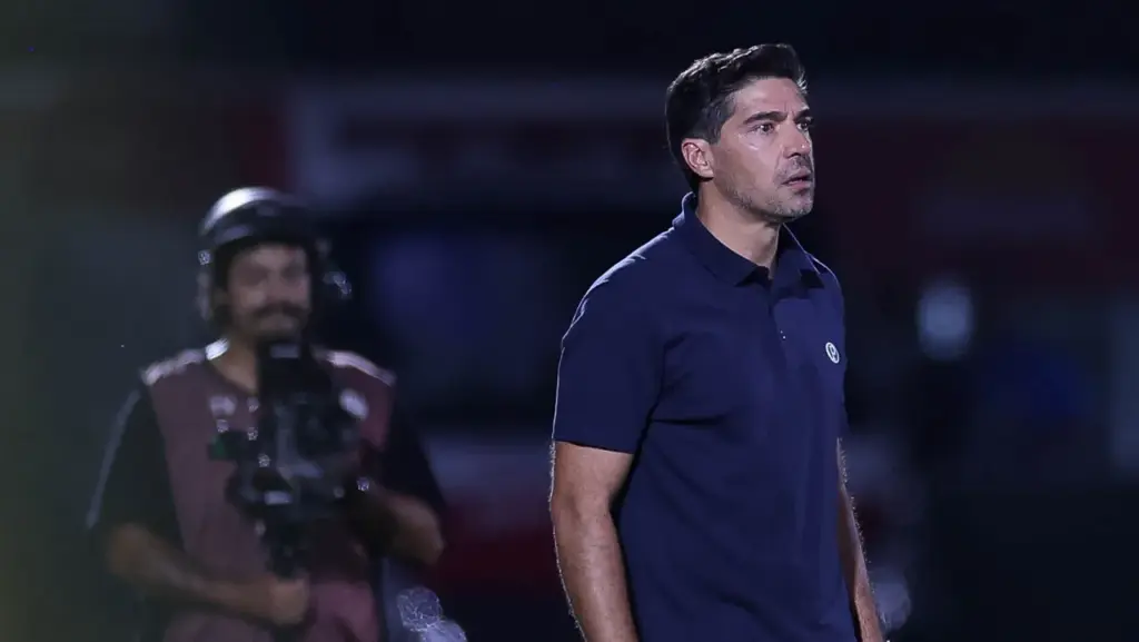 Abel admite jogo abaixo do Palmeiras e ataca arbitragem