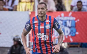 Zagueiro David Duarte passa mal e vomita durante Chapecoense x Bahia