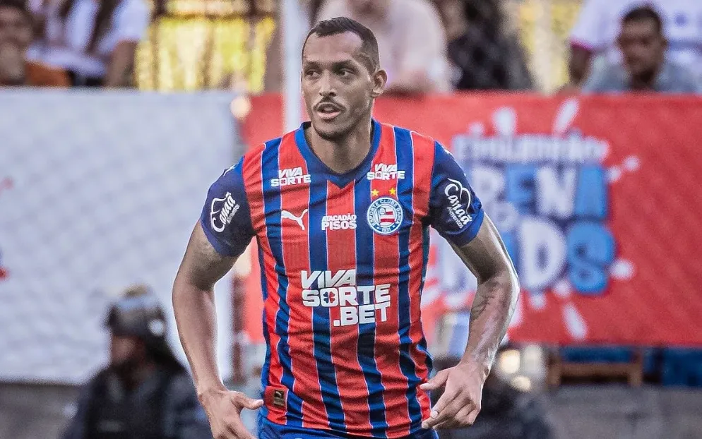 David Duarte, do Bahia, passa mal e vomita em jogo