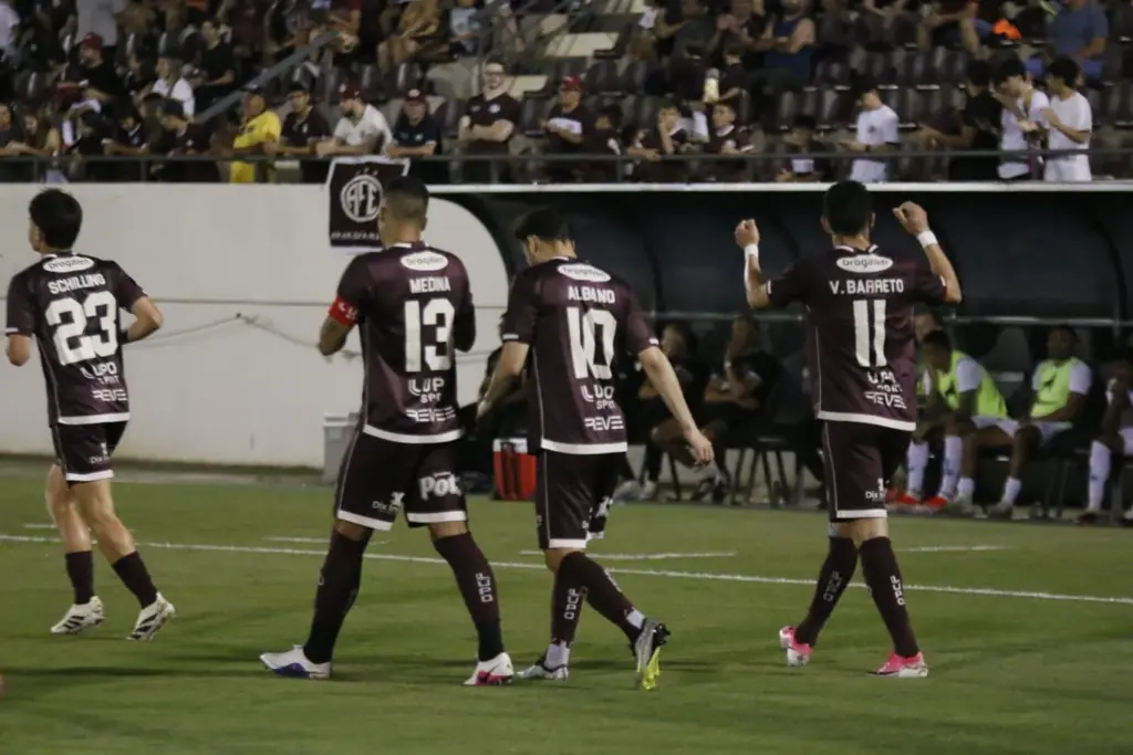 Ferroviária 4 x 0 Paysandu-PA - Locomotiva atropela Lobo e entra no G-8 da Série C
