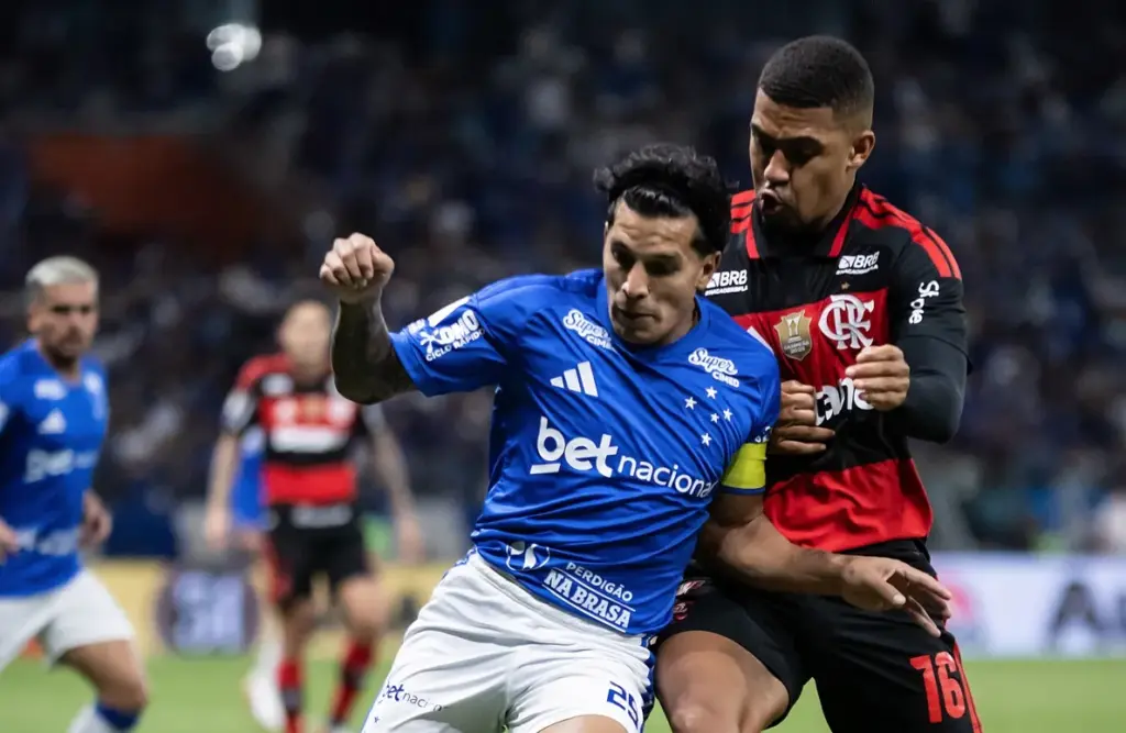 BRASILEIRÃO: Flamengo leva virada do Cruzeiro e Fluminense segue no G-4