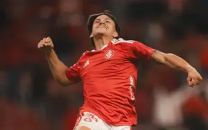 Bernabei marca e Internacional avança na Copa do Brasil
