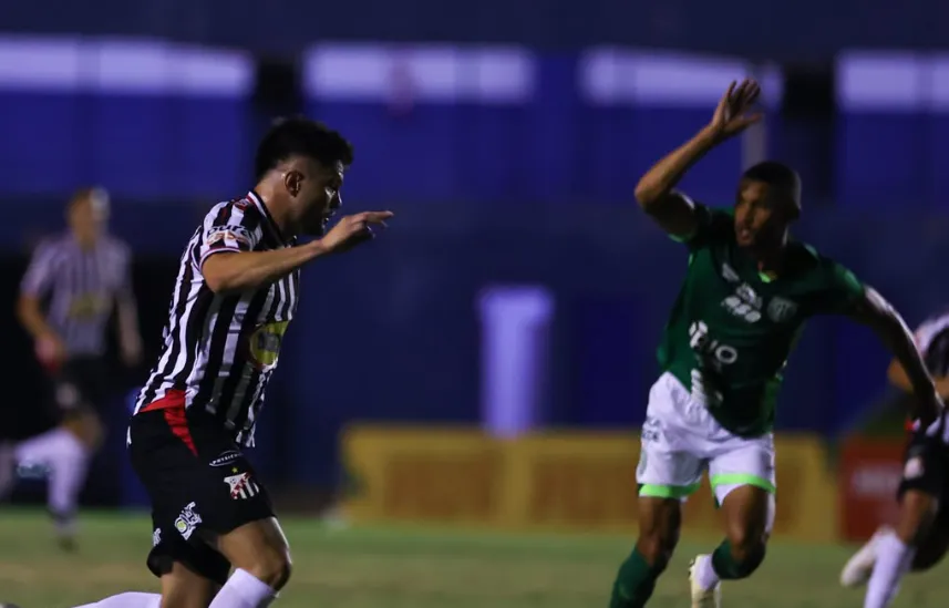 Anápolis 2 x 1 Guarani - Matheus Lagoa vira herói no Jonas Duarte 2 Anápolis vira no último lance (Foto: @_josuealexandre) Guarani