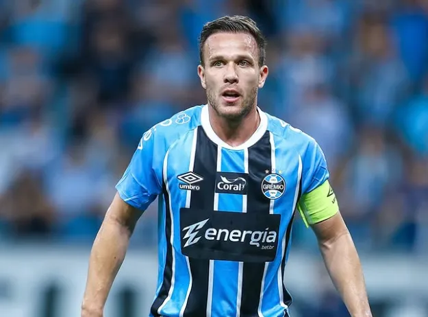 Santos contrata Arthur Melo, ex-Grêmio e Juventus