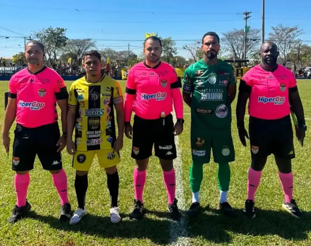 Zagueiro do Marília é flagrado atuando na várzea um dia após eliminação 2 Guilherme Café com o uniforme verde do Hawai FC (Foto: Reprodução)