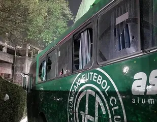 Torcida do Guarani tenta invadir vestiários e apedreja ônibus