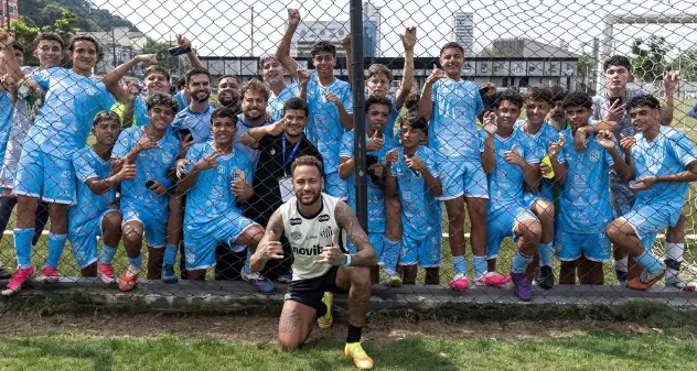 Neymar recebe jogadores do Marília após duelo pelo Paulista Sub-15 no CT Rei Pelé