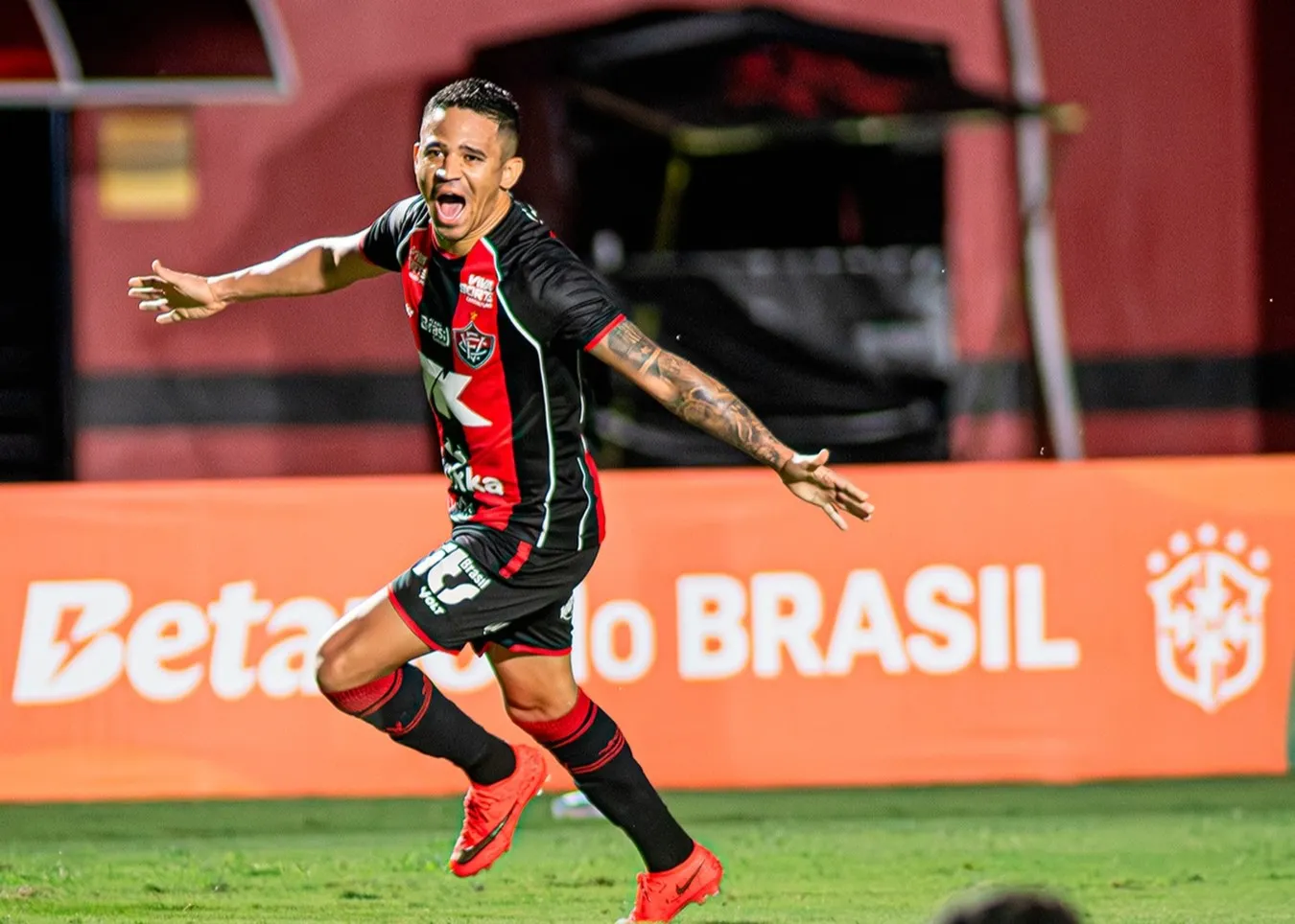 Vitória goleia Athletico-PR Copa do Brasil
