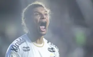 Sem Adonis, Arão pode se firmar na zaga do Santos