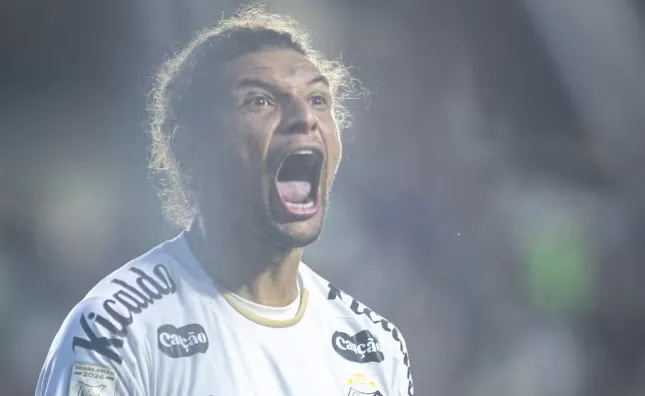 Sem Adonis, Arão pode se firmar na zaga do Santos