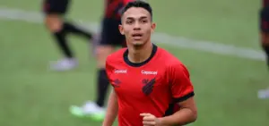 Clube inglês mira a contratação de destaque do Athletico-PR