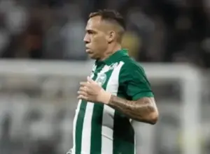 Breno Lopes é expulso no Athletiba após aplicação da Lei Vini Jr.