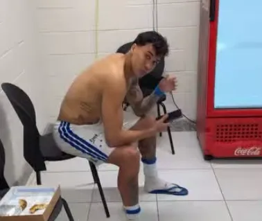 Alexsander invade sala de antidoping e provoca Kaio Jorge: 'Pai tá aqui,b...'