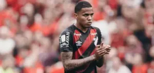 Com Kerwin Vargas e Dantas, Athletico-PR interrompe boa fase do Bahia
