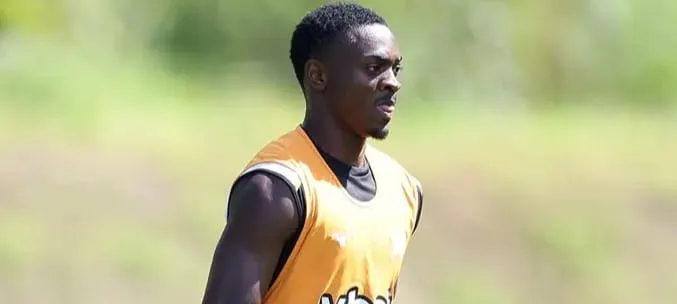 Volante do Botafogo tenta convencer Tite durante a Data Fifa