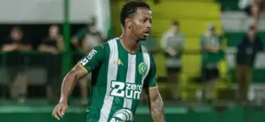 Meia encaminha saída da Chapecoense e vira alvo do Oriente Médio