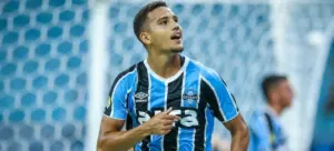 Grêmio fica perto de renovar o contrato de Gustavo Martins