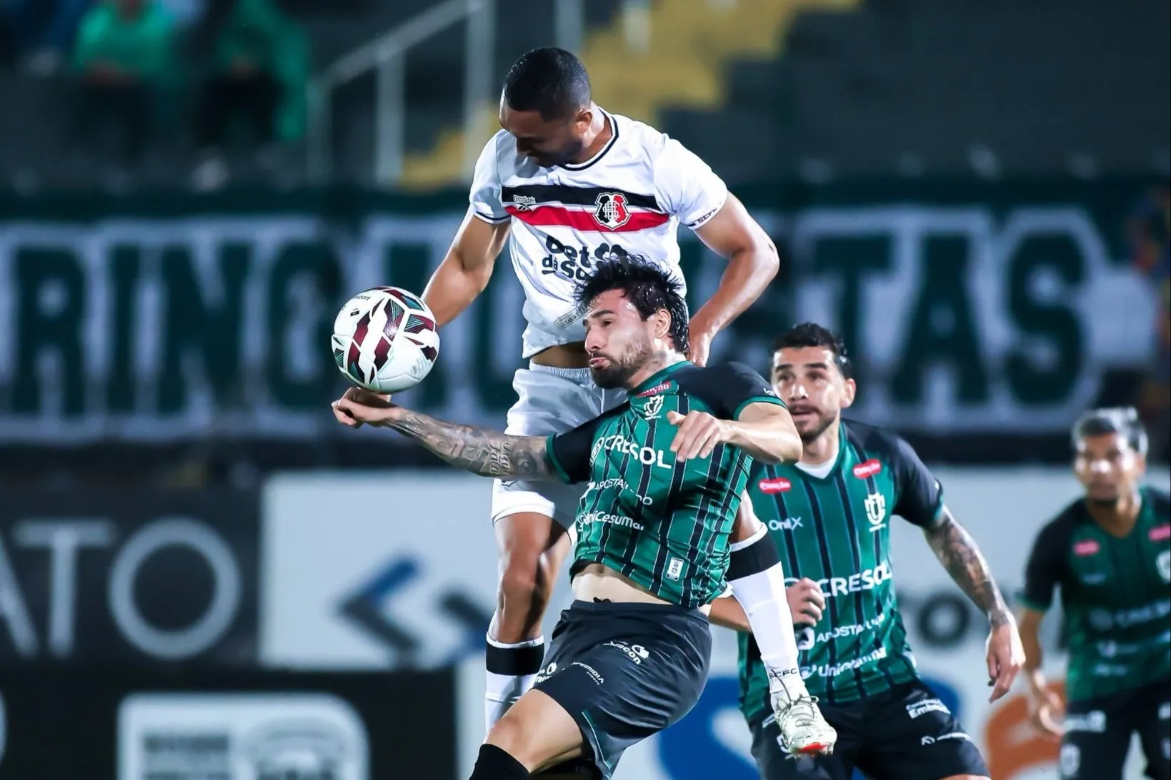 O Santa Cruz venceu o Maringá por 1 a 0 na noite deste sábado (12), no Estádio Willie Davids, em Maringá (Foto: Fernando Teramatsu//MFC)