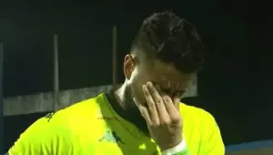 Goleiro do Nacional-AM joga um dia após enterrar o pai e garante acesso à Série C