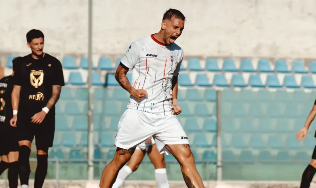 Ex-Vasco vira goleador na Itália após mudar de posição