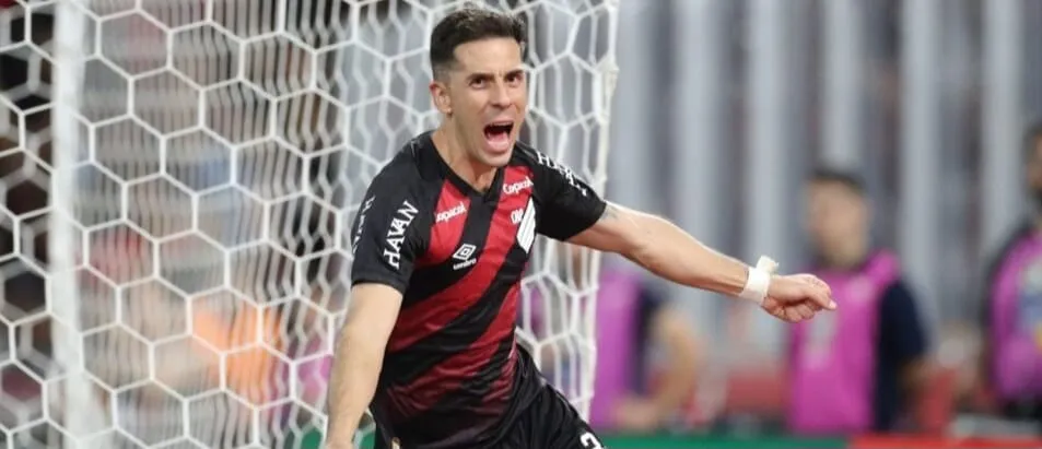 Suspensão abre espaço para disputa por vaga no Athletico-PR