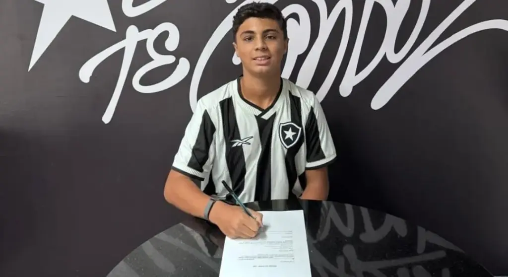 Botafogo oficializa acerto com Lucão, artilheiro do Paulista Sub-13