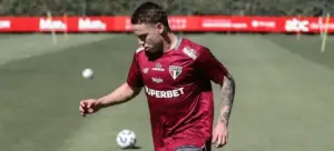 Clube da Eslováquia acerta a contratação de lateral do São Paulo
