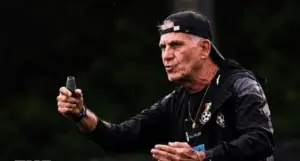 Depois da despedida na Copa, Gana confirma permanência de treinador