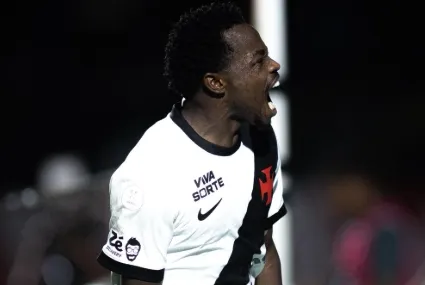 Andrés Gómez fez os gols da classificação do Vasco