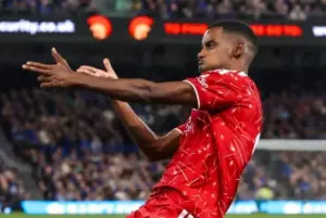 INGLÊS: Isak faz 2 gols em 4 minutos e Liverpool desencanta