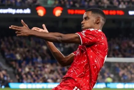Isak brilhou em vitória do Liverpool