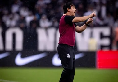 Fernando Diniz segue no Corinthians