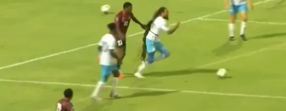 Jogador de Anguilla tem cabelo envolvido em duas expulsões