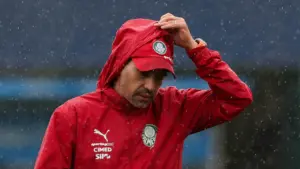 Abel Ferreira é suspenso por chutar microfone e desfalca Palmeiras