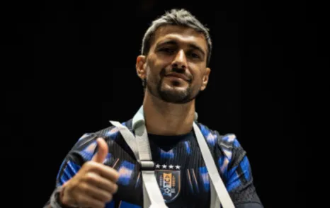 Arrascaeta retorna ao Rio e Flamengo marca cirurgia
